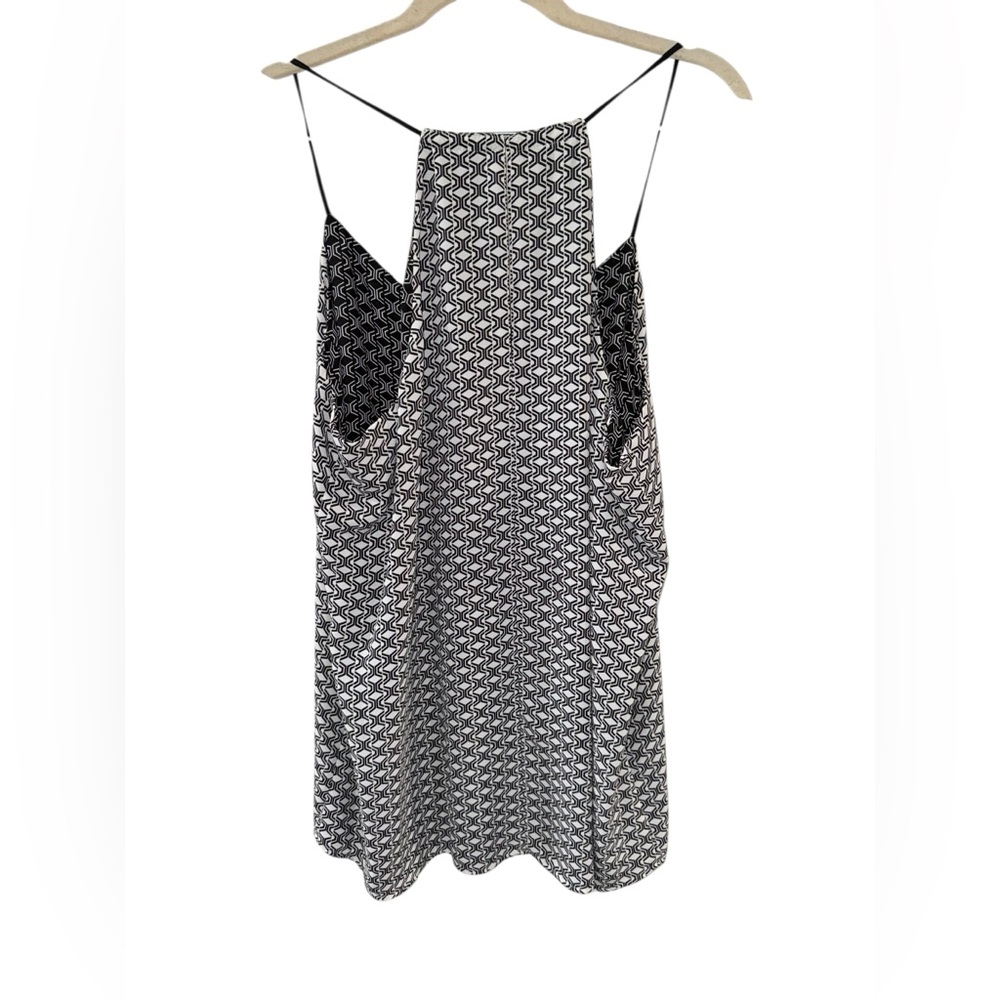 ✨ 5/$30 ✨ Black and White Patterned Reversible Spaghetti Strap Top - Picture 4 of 7